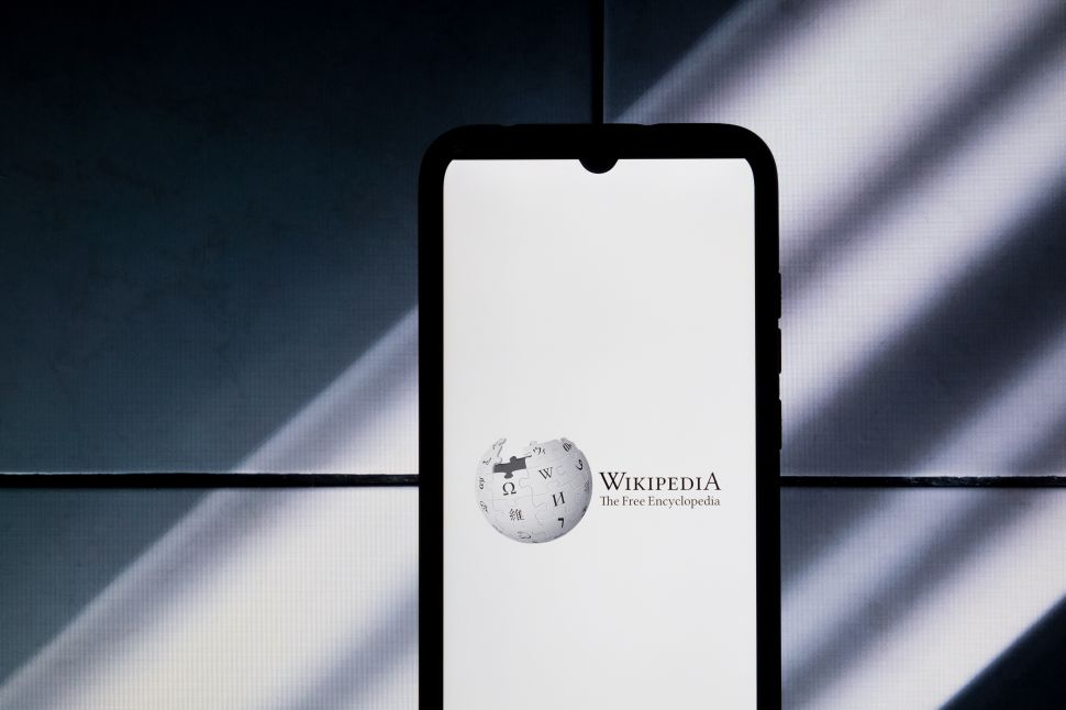 Image of mobile phone displaying white screen and Wikipedia logo